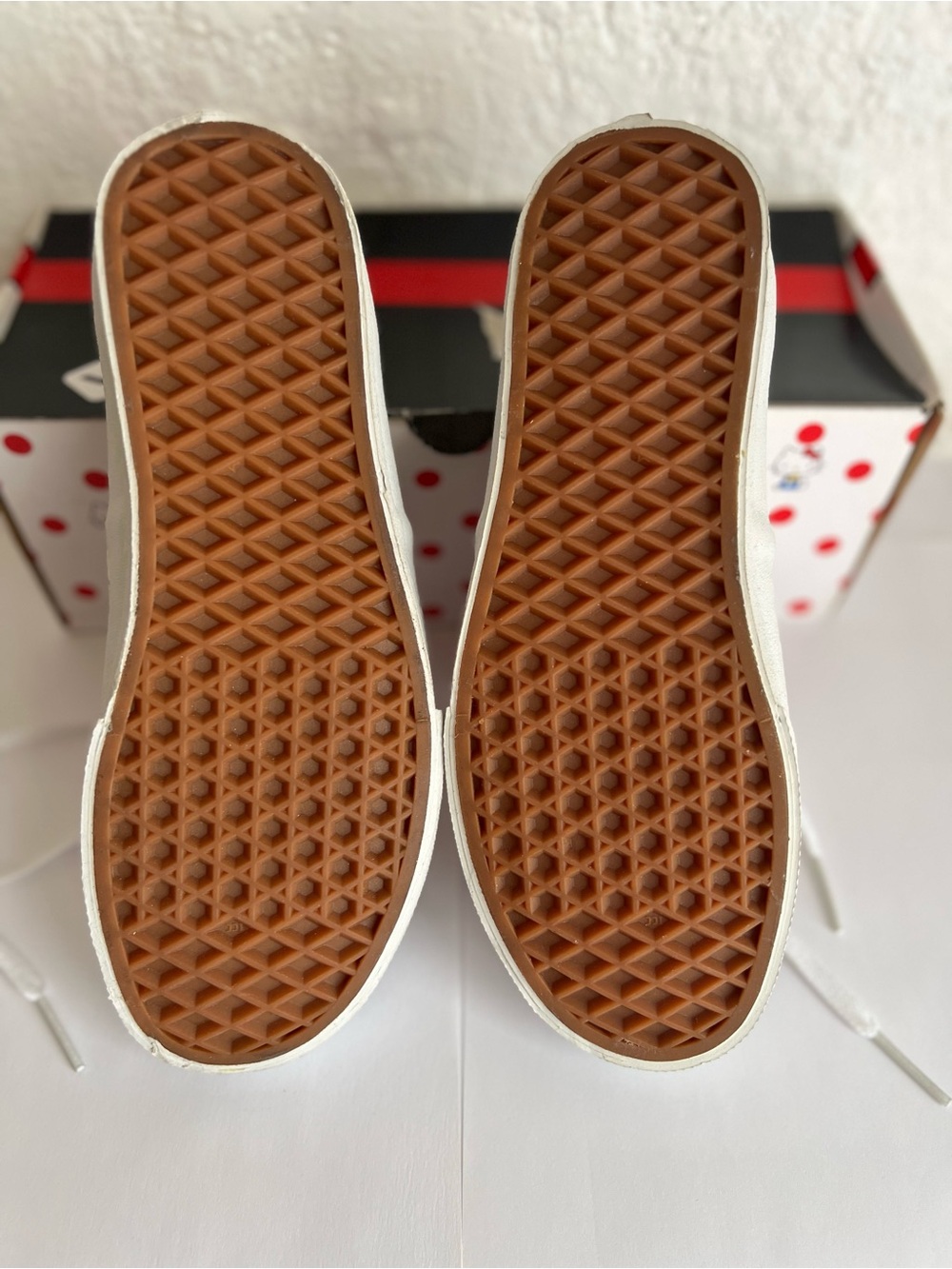 Hello Kitty x Vans 40th Anniversary Special Edition/ 2014 - Picture 2 of 16